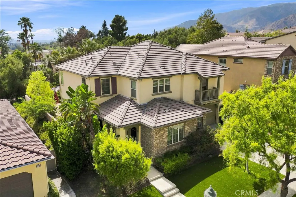 858 E Manresa