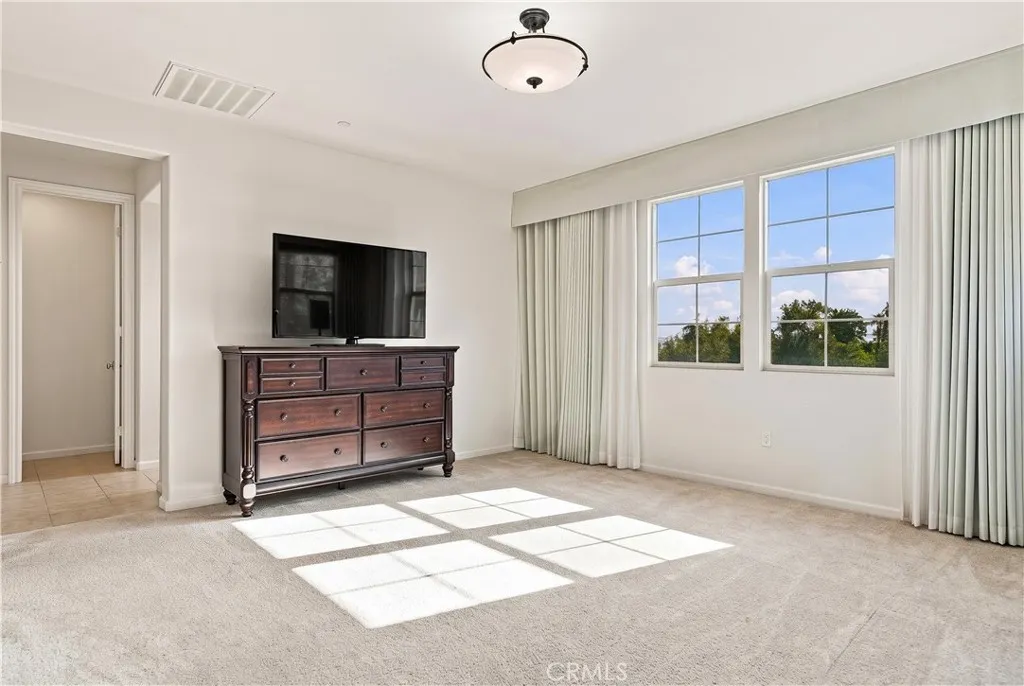 858 E Manresa