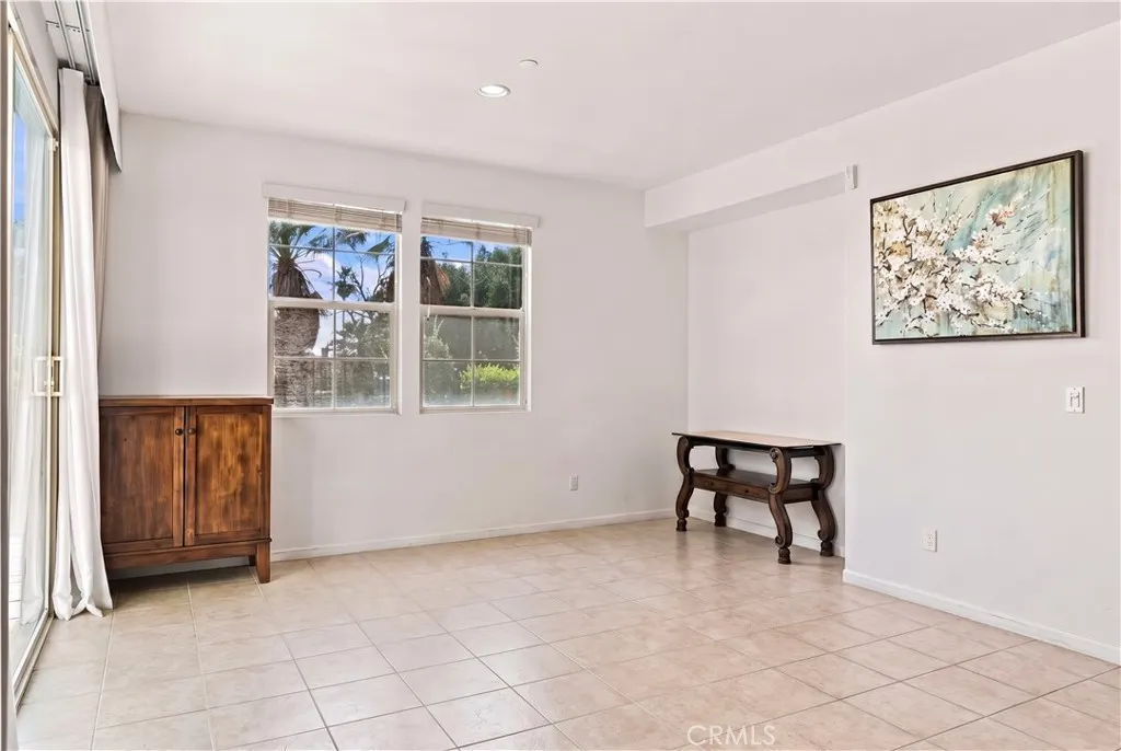 858 E Manresa