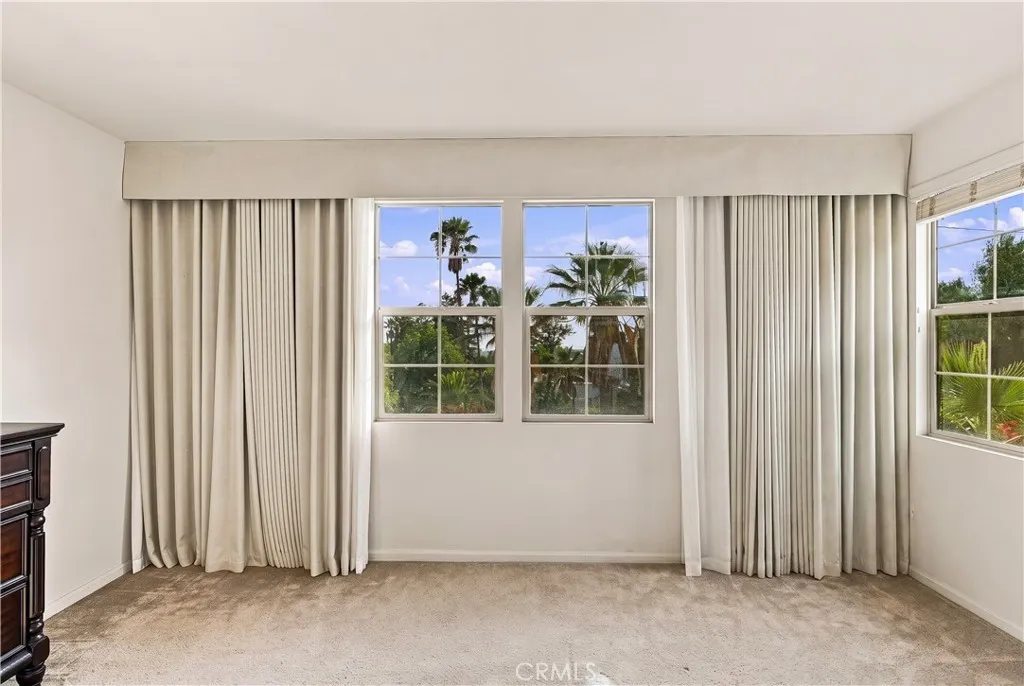 858 E Manresa