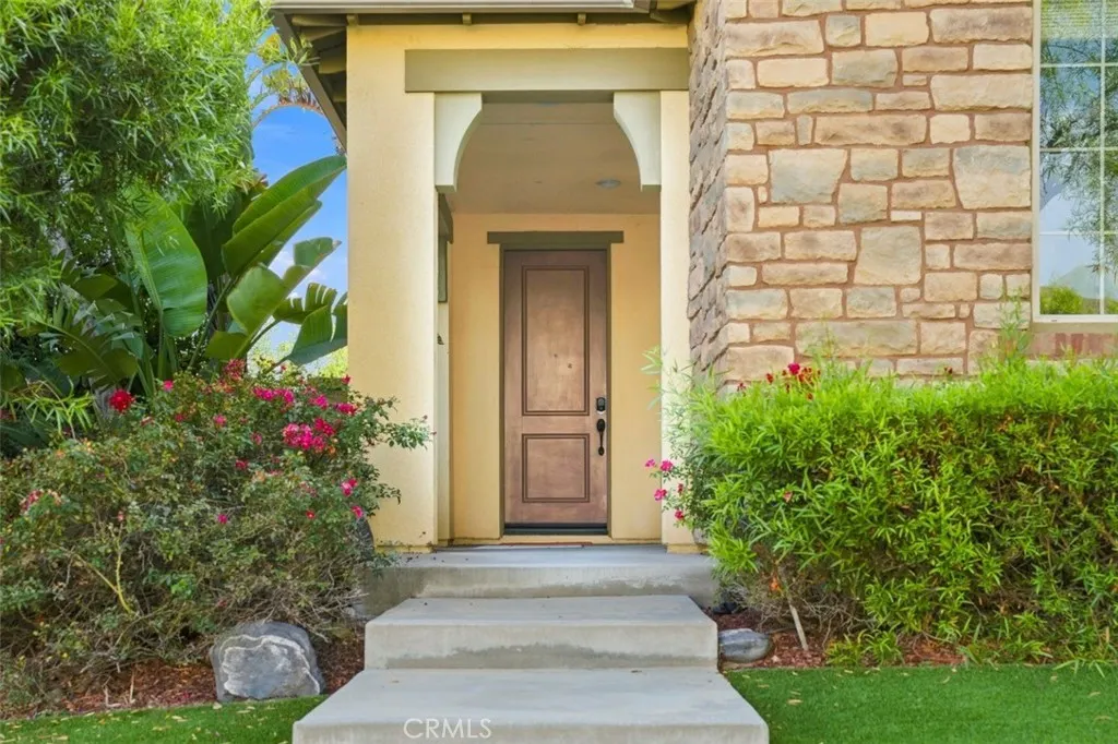 858 E Manresa