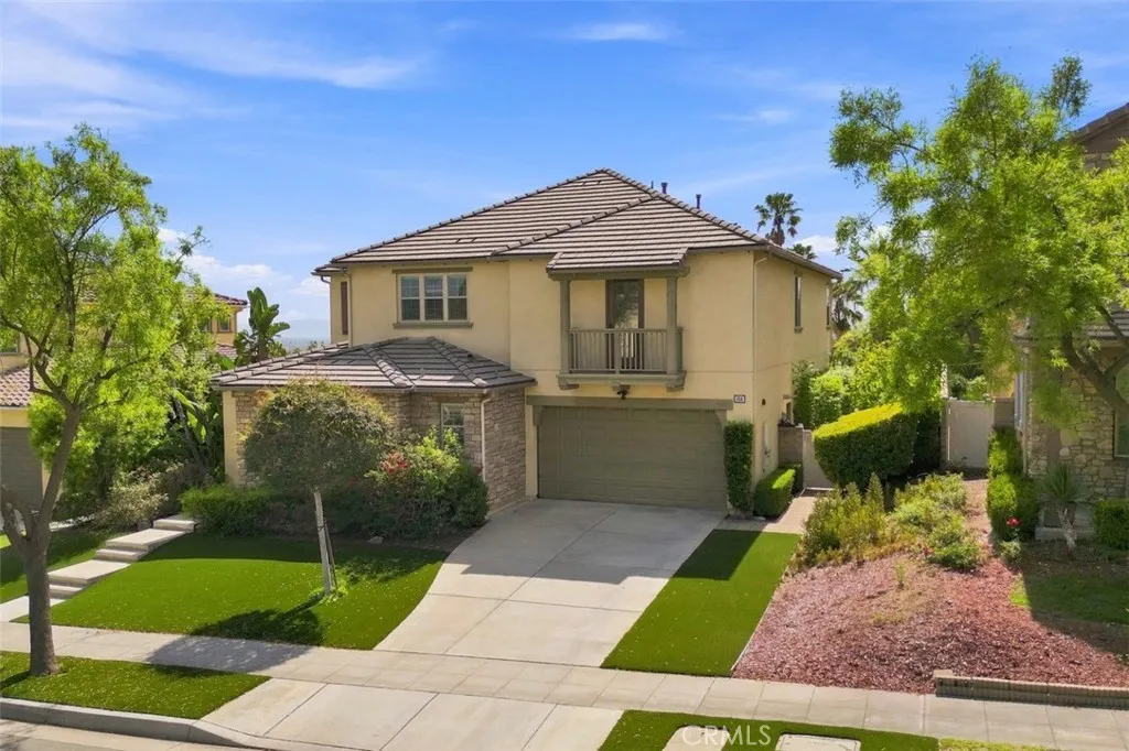 858 E Manresa