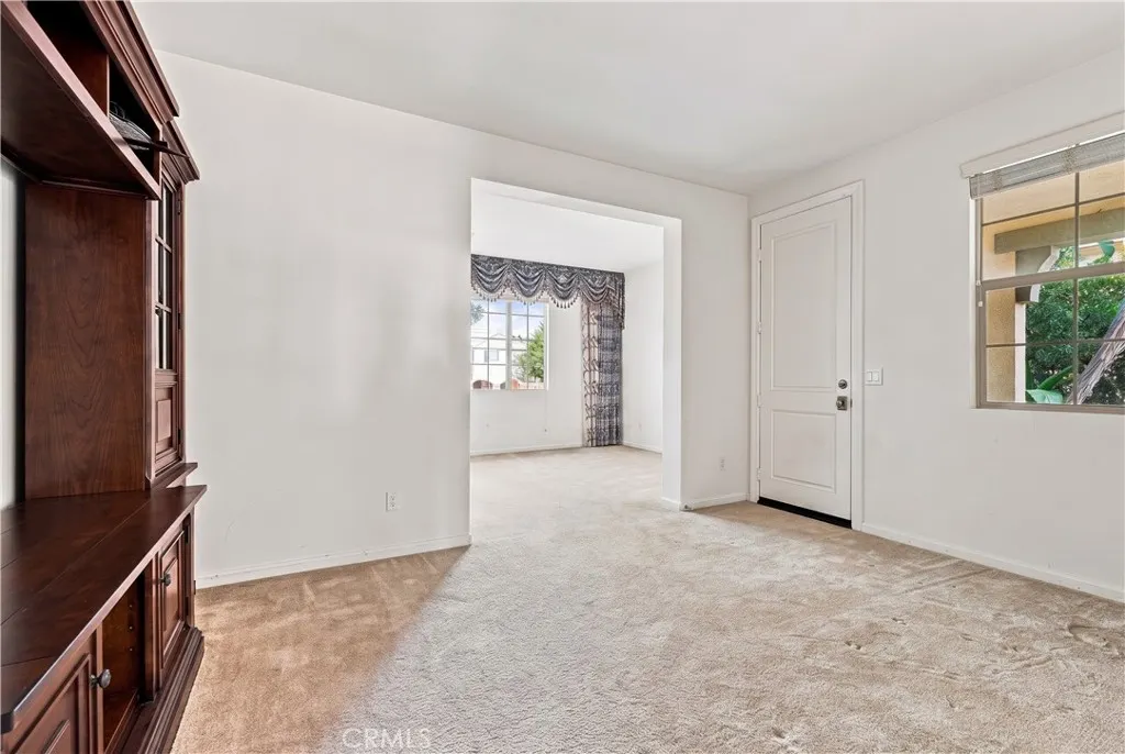 858 E Manresa