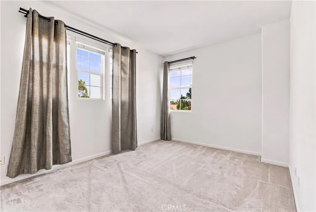 858 E Manresa