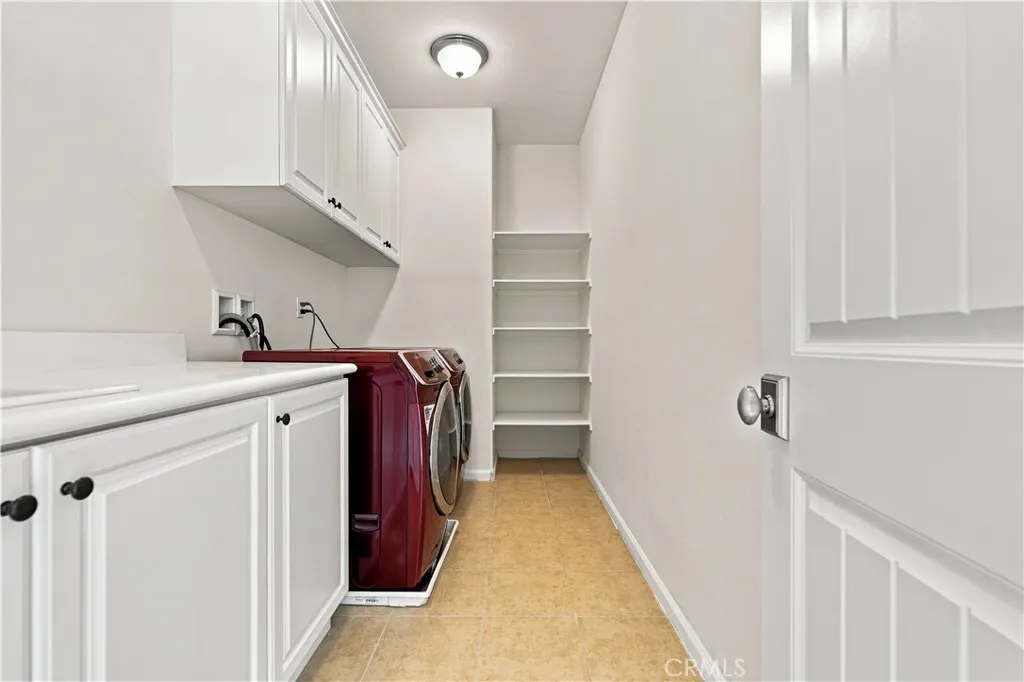 858 E Manresa