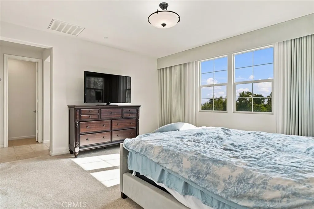 858 E Manresa