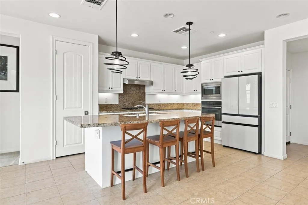 858 E Manresa