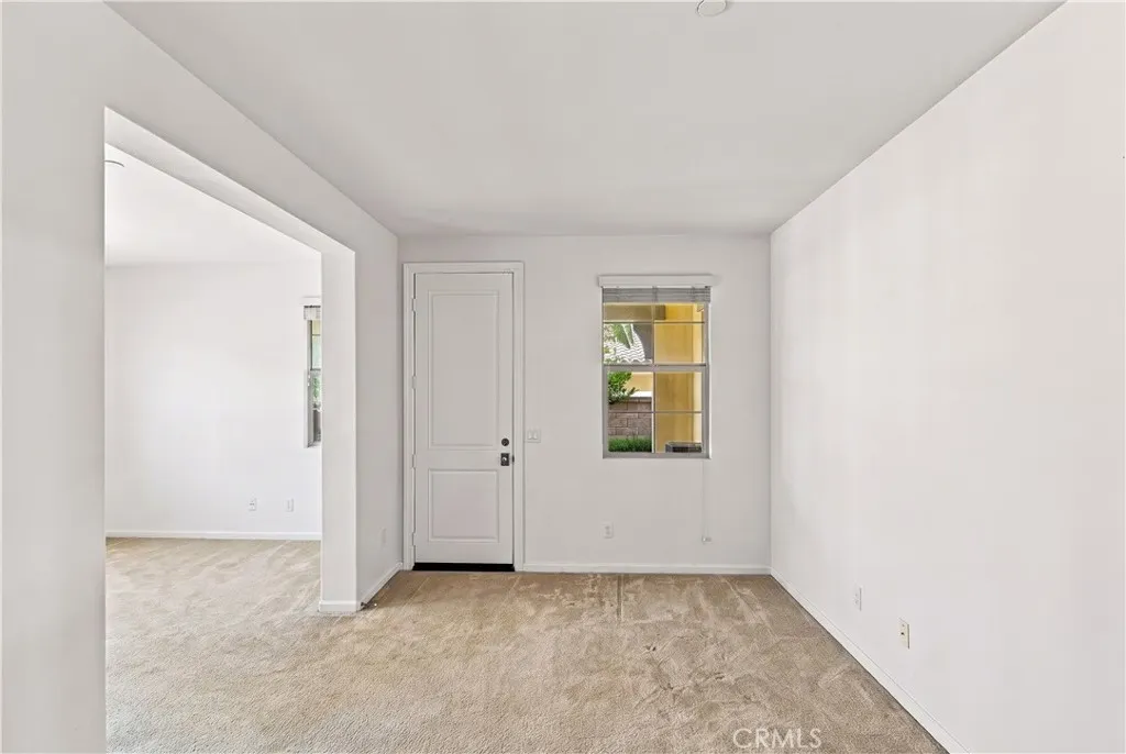 858 E Manresa