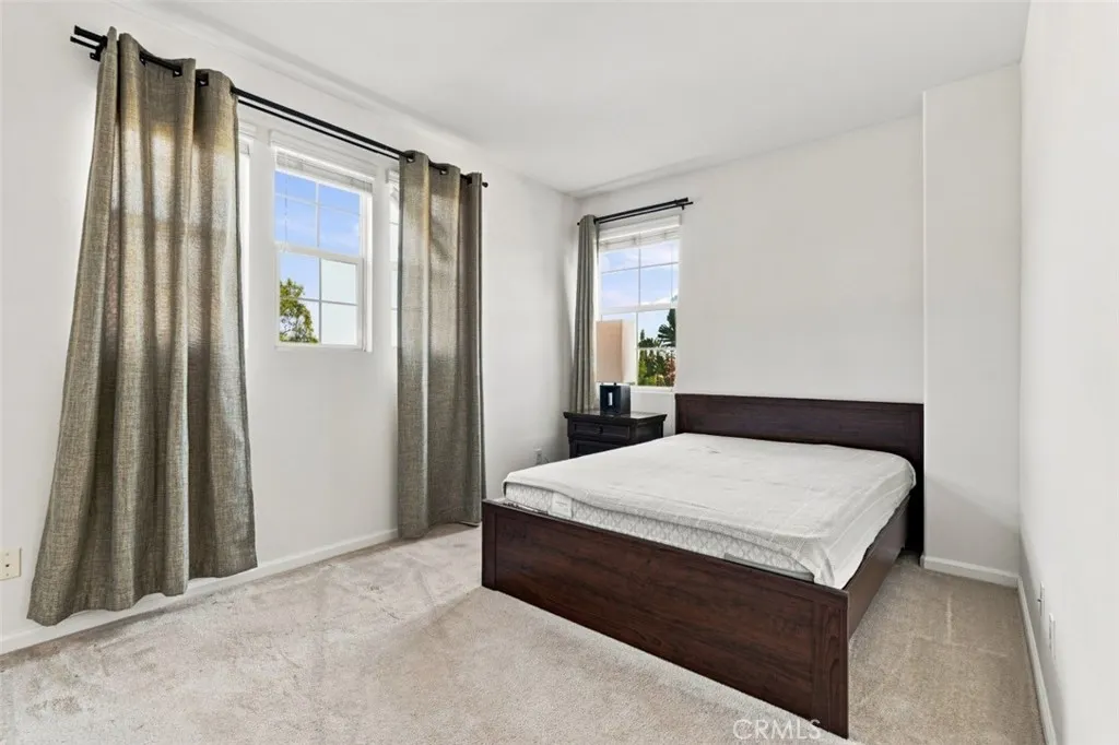 858 E Manresa