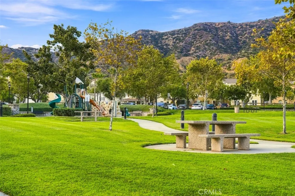 858 E Manresa