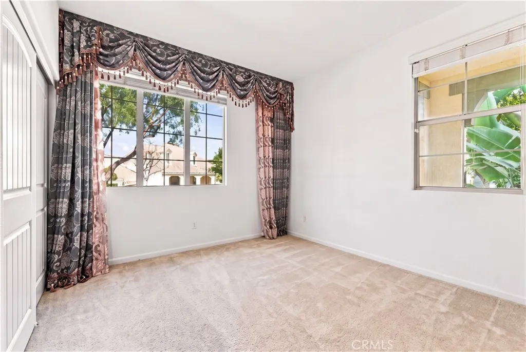 858 E Manresa