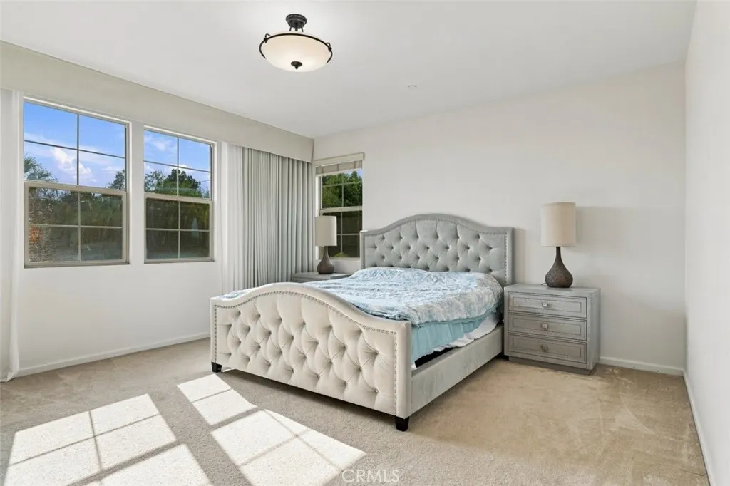858 E Manresa