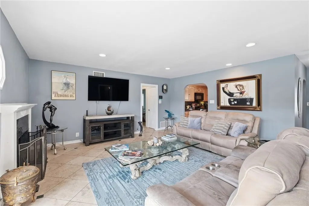 1406 W Baker