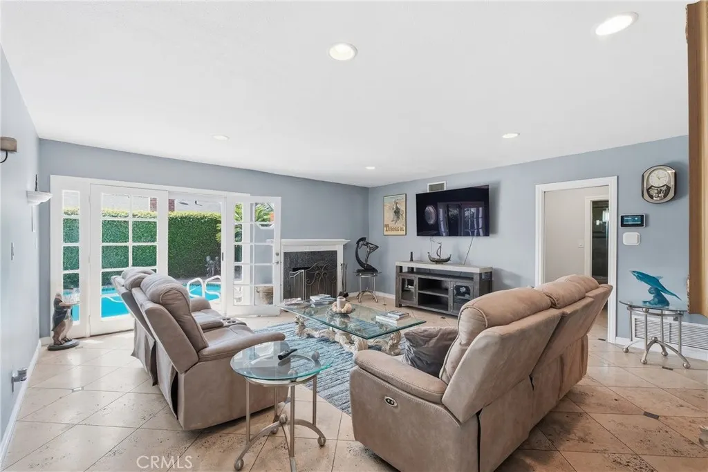 1406 W Baker