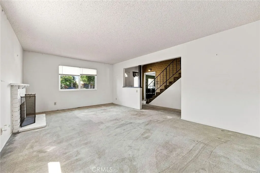537 E Juanita