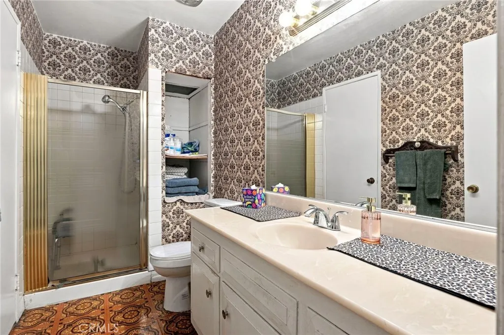 537 E Juanita