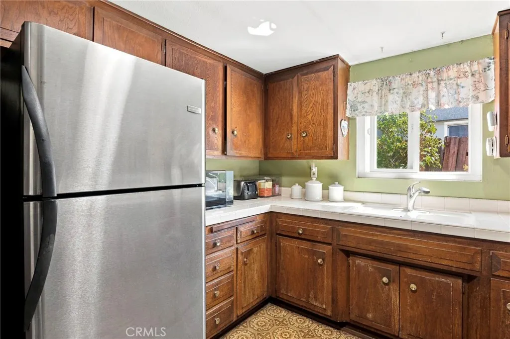 537 E Juanita