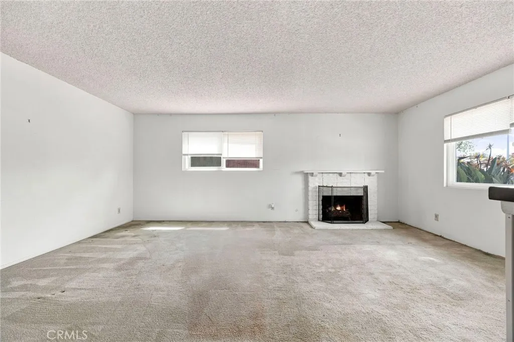 537 E Juanita