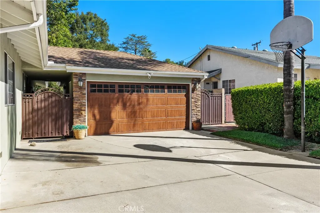 611 E Foothill Blvd