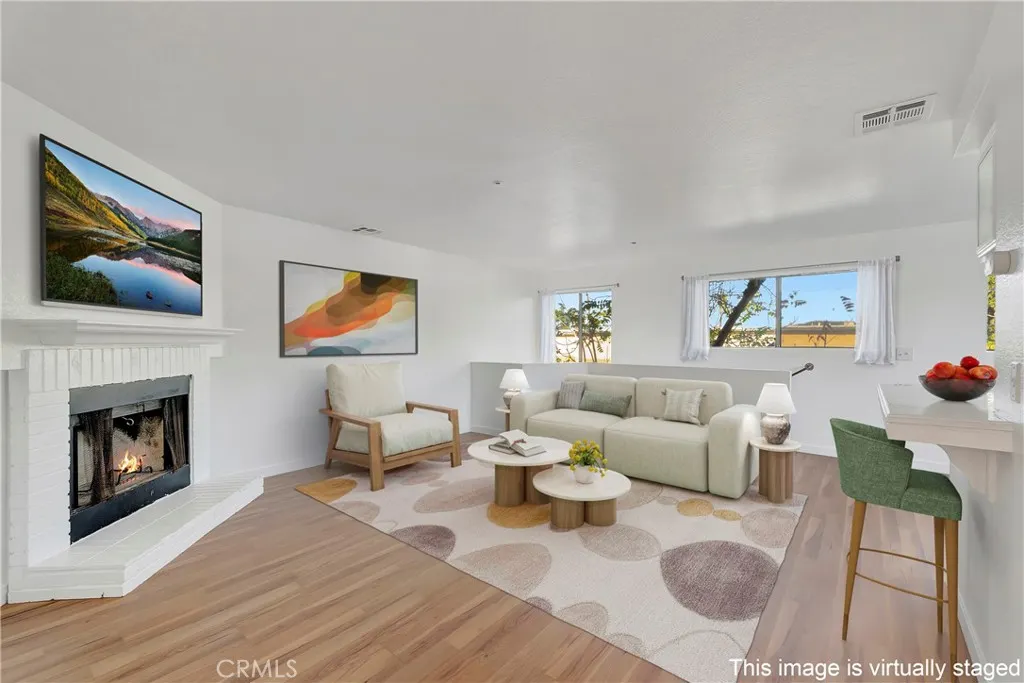 609 E Phillips