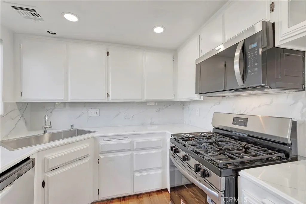 609 E Phillips