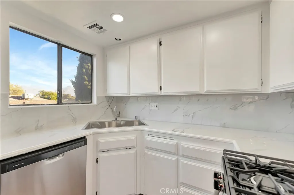 609 E Phillips