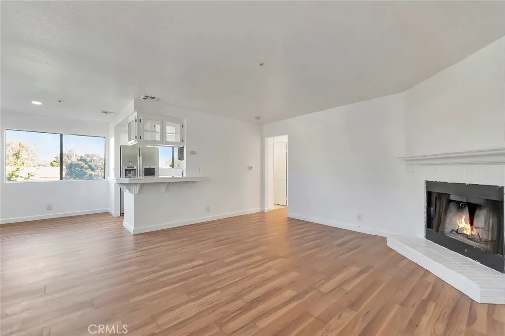 609 E Phillips