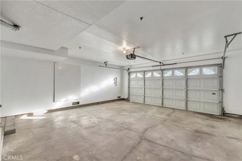 609 E Phillips