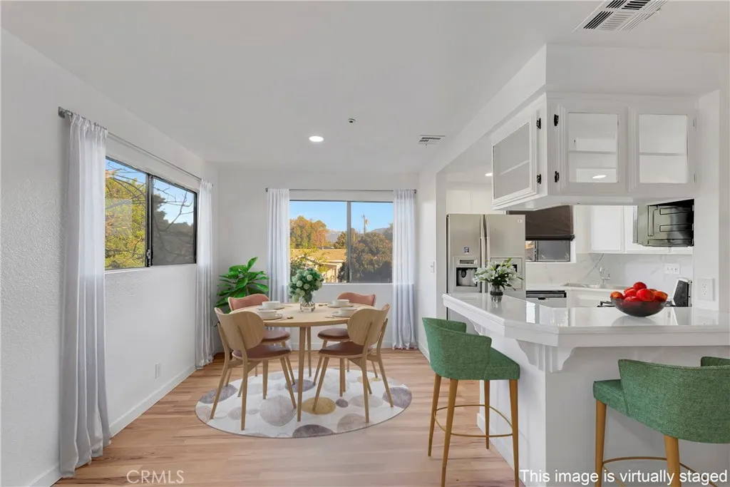 609 E Phillips