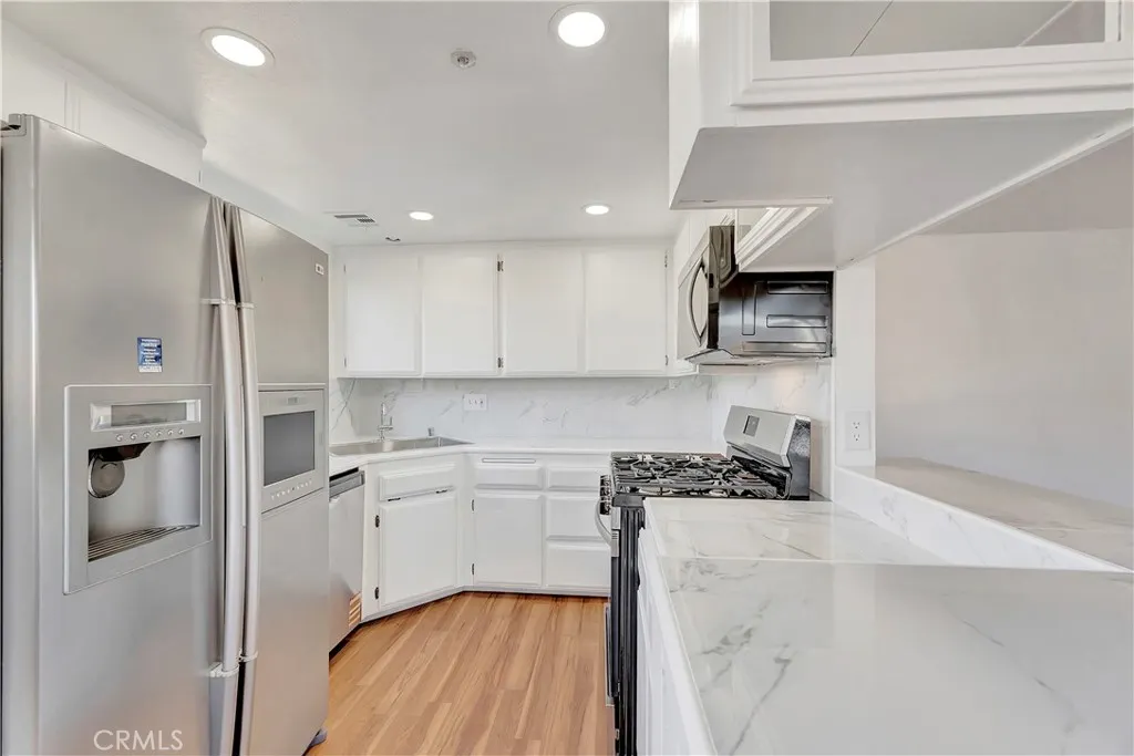 609 E Phillips