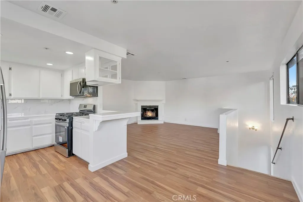 609 E Phillips