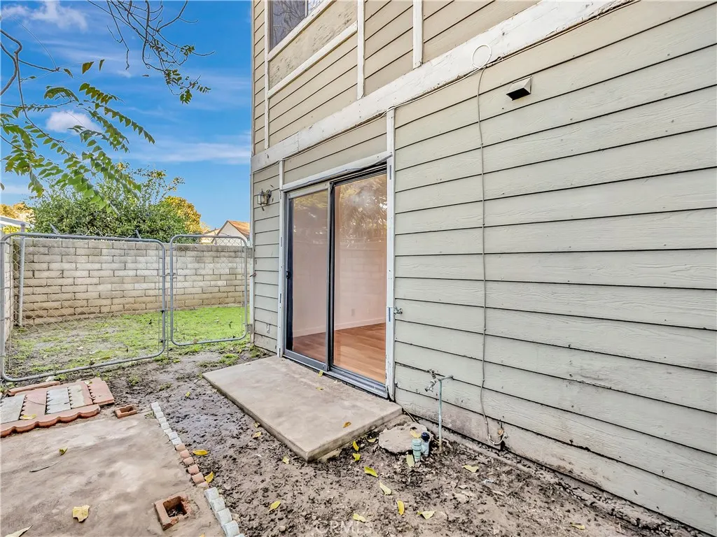 609 E Phillips
