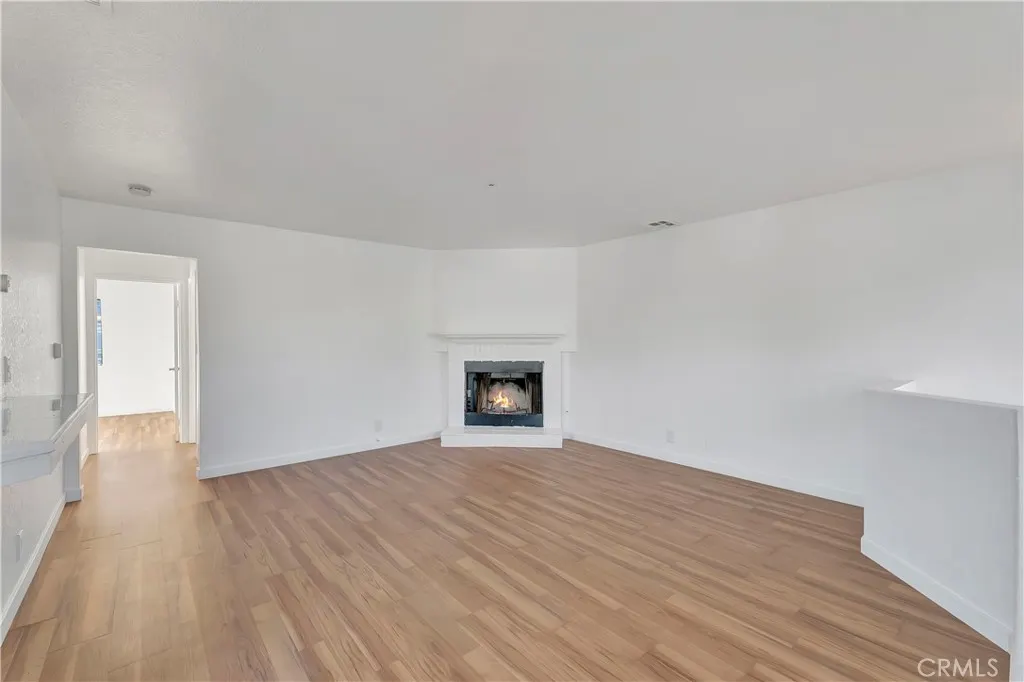 609 E Phillips