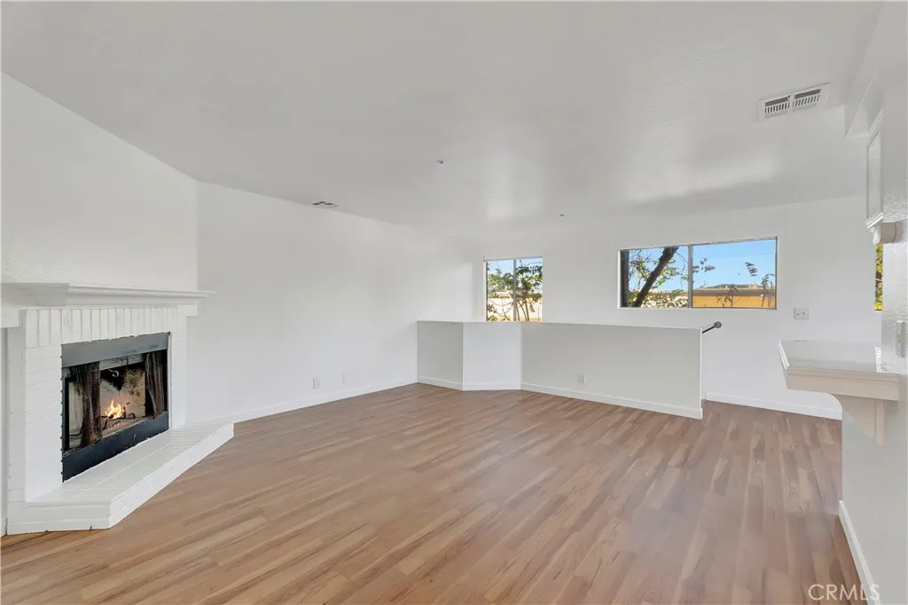 609 E Phillips
