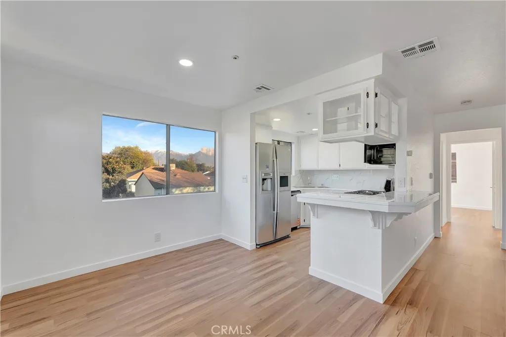 609 E Phillips