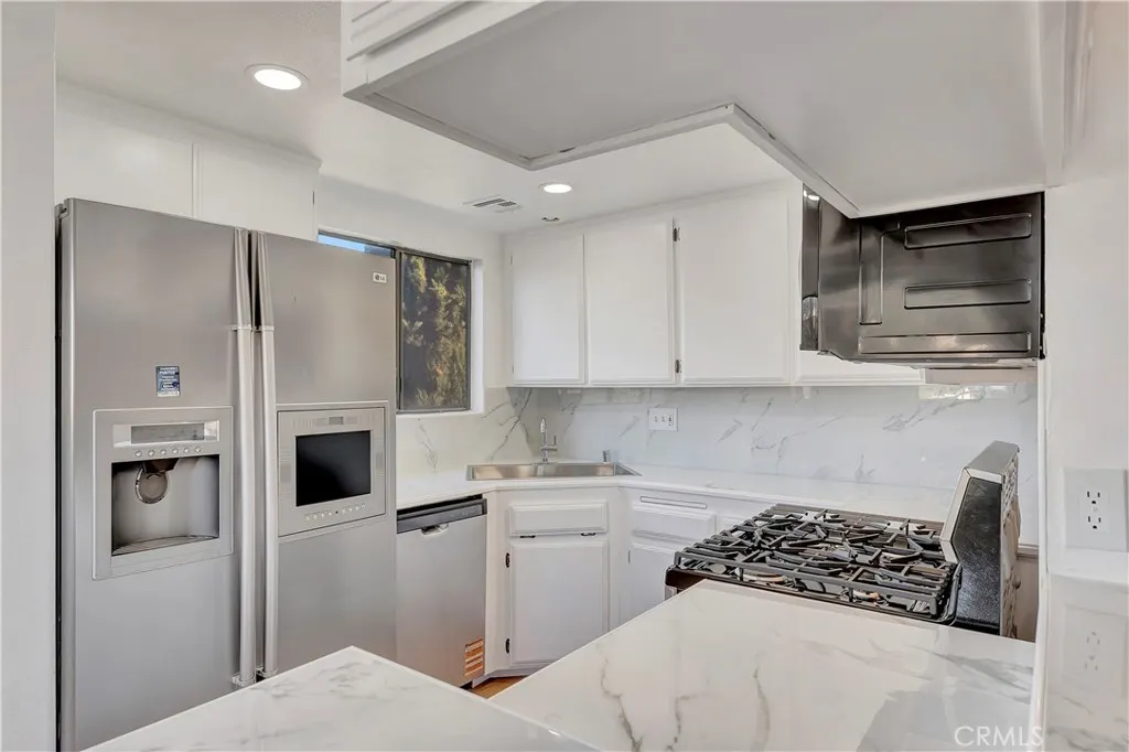 609 E Phillips