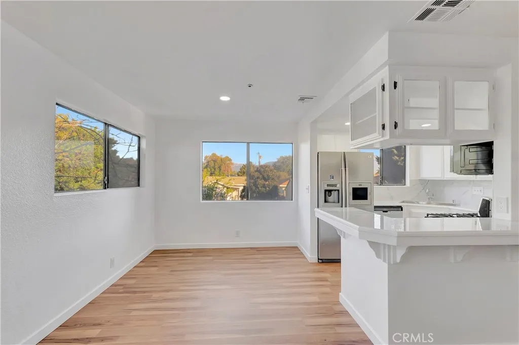 609 E Phillips