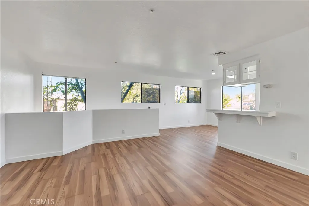 609 E Phillips