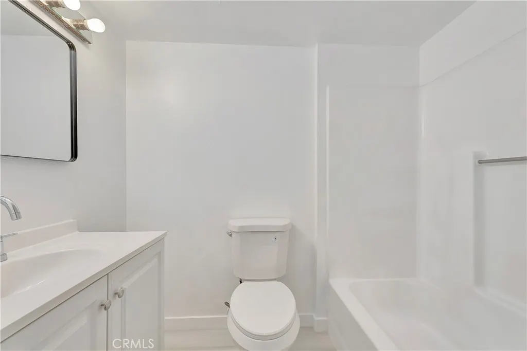 609 E Phillips