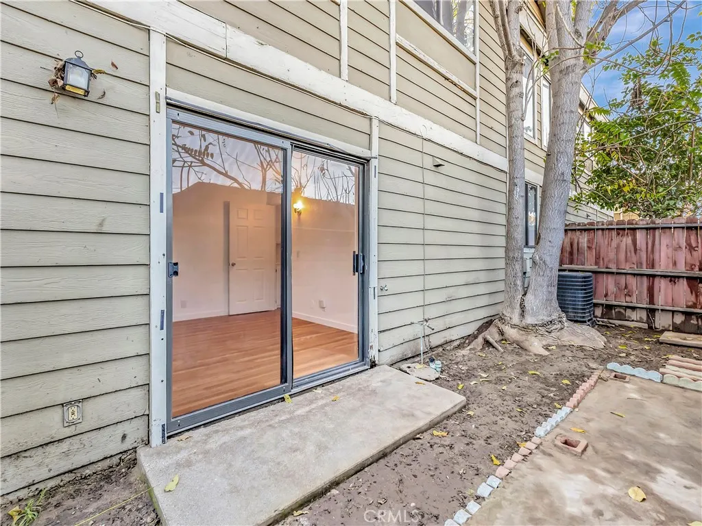 609 E Phillips