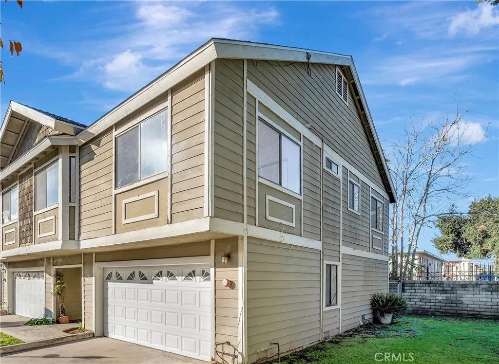 609 E Phillips