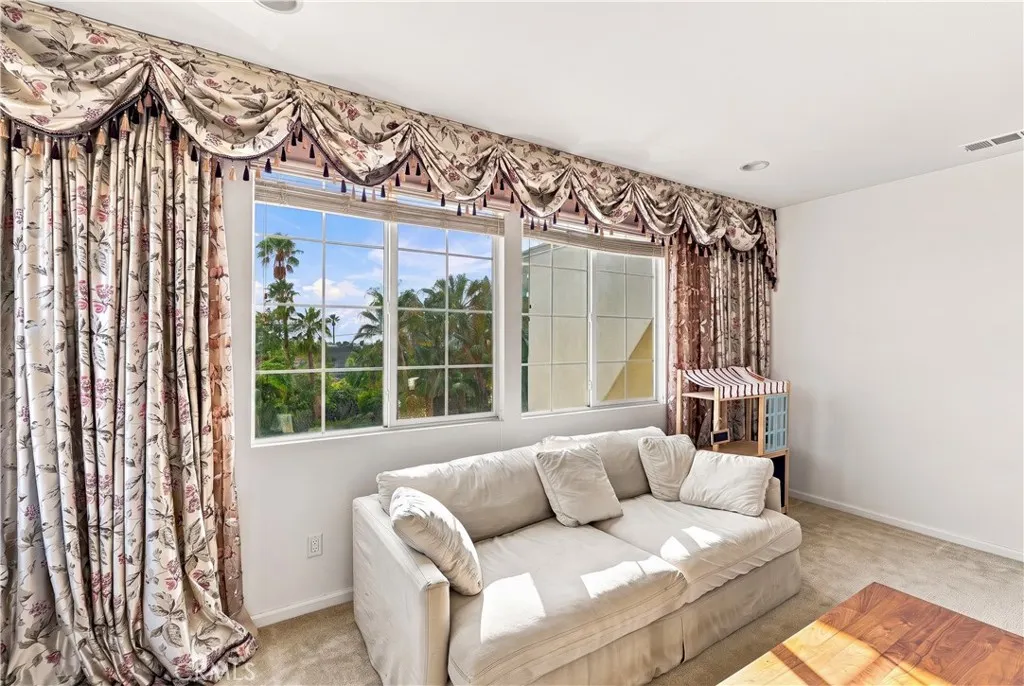 858 E Manresa