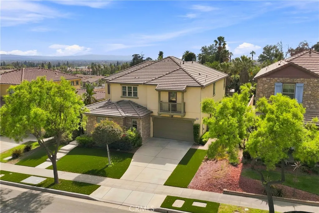 858 E Manresa