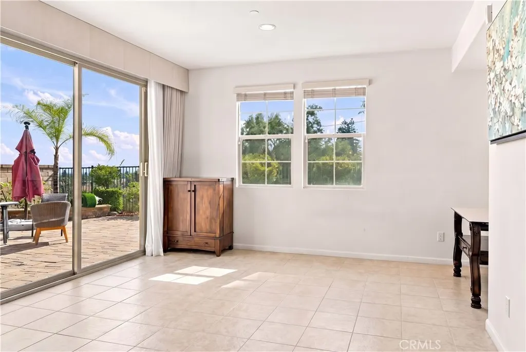 858 E Manresa