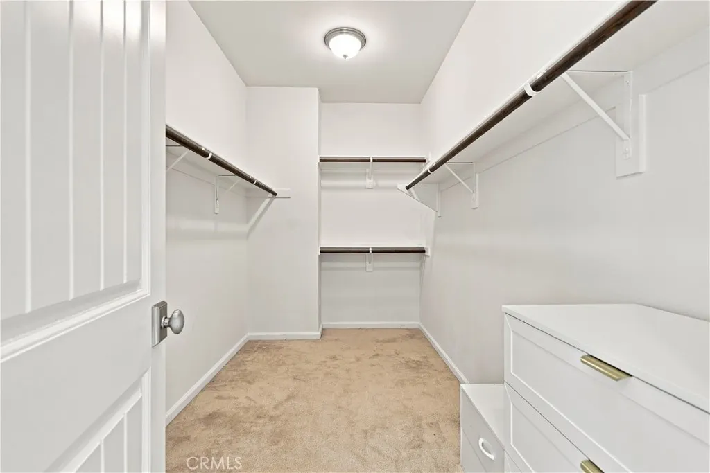 858 E Manresa