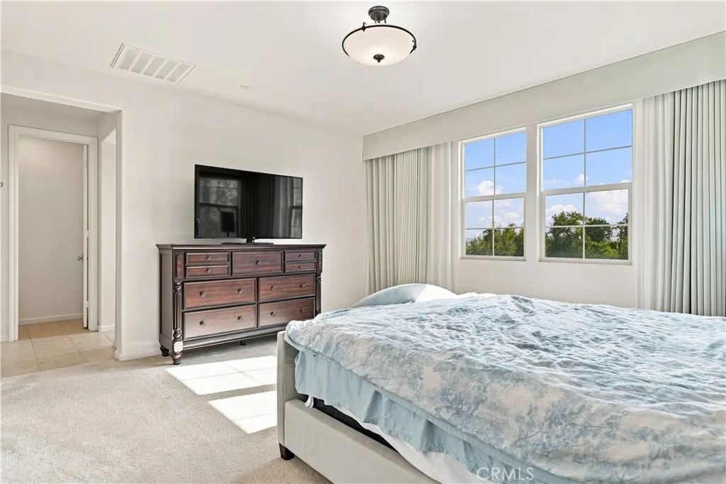 858 E Manresa