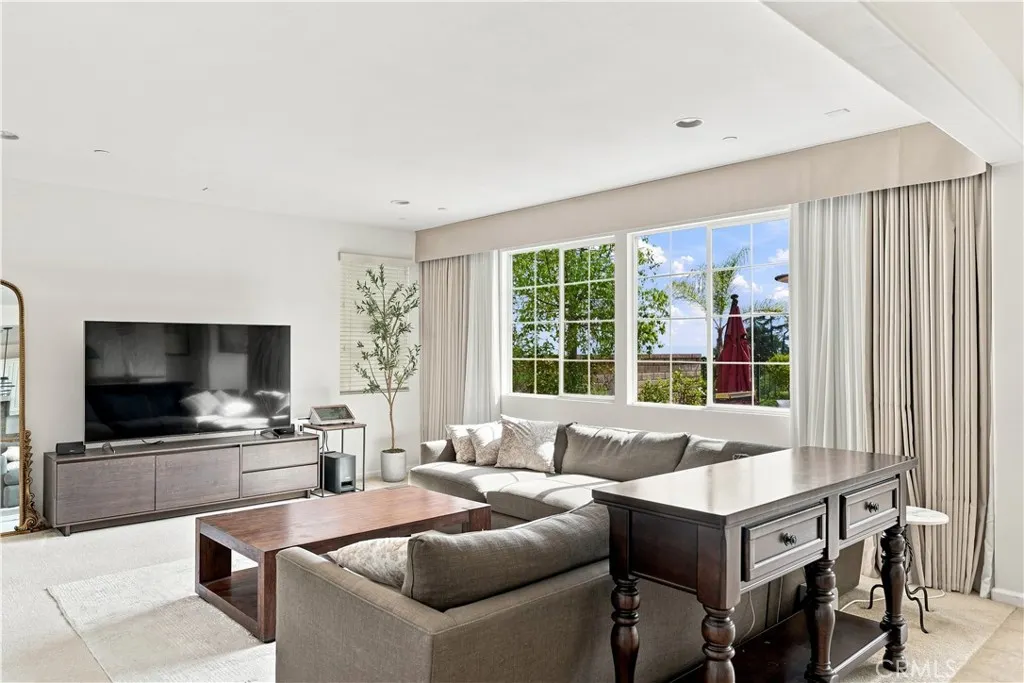 858 E Manresa