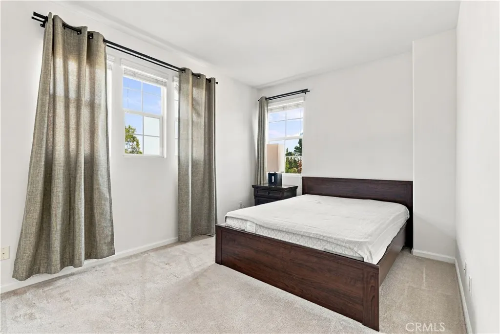 858 E Manresa