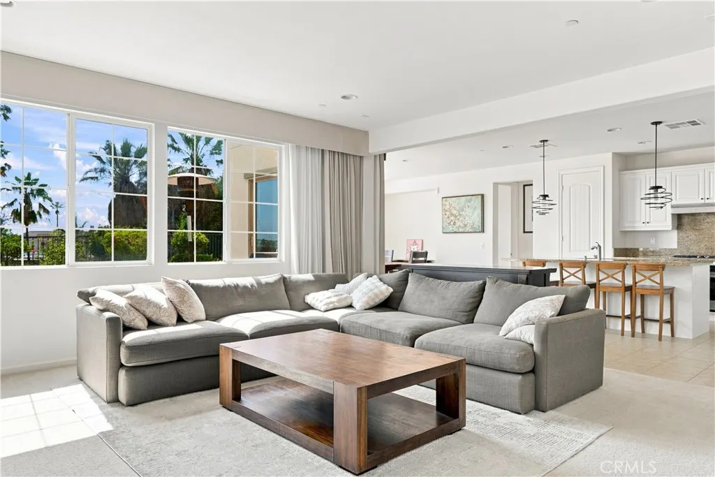 858 E Manresa