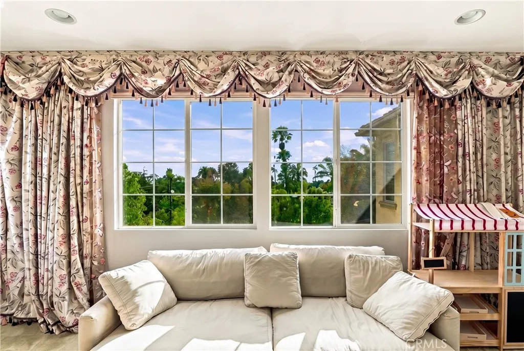 858 E Manresa